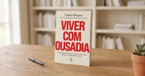 Livro viver com ousadia em cima de uma mesa com uma caneta proxima.