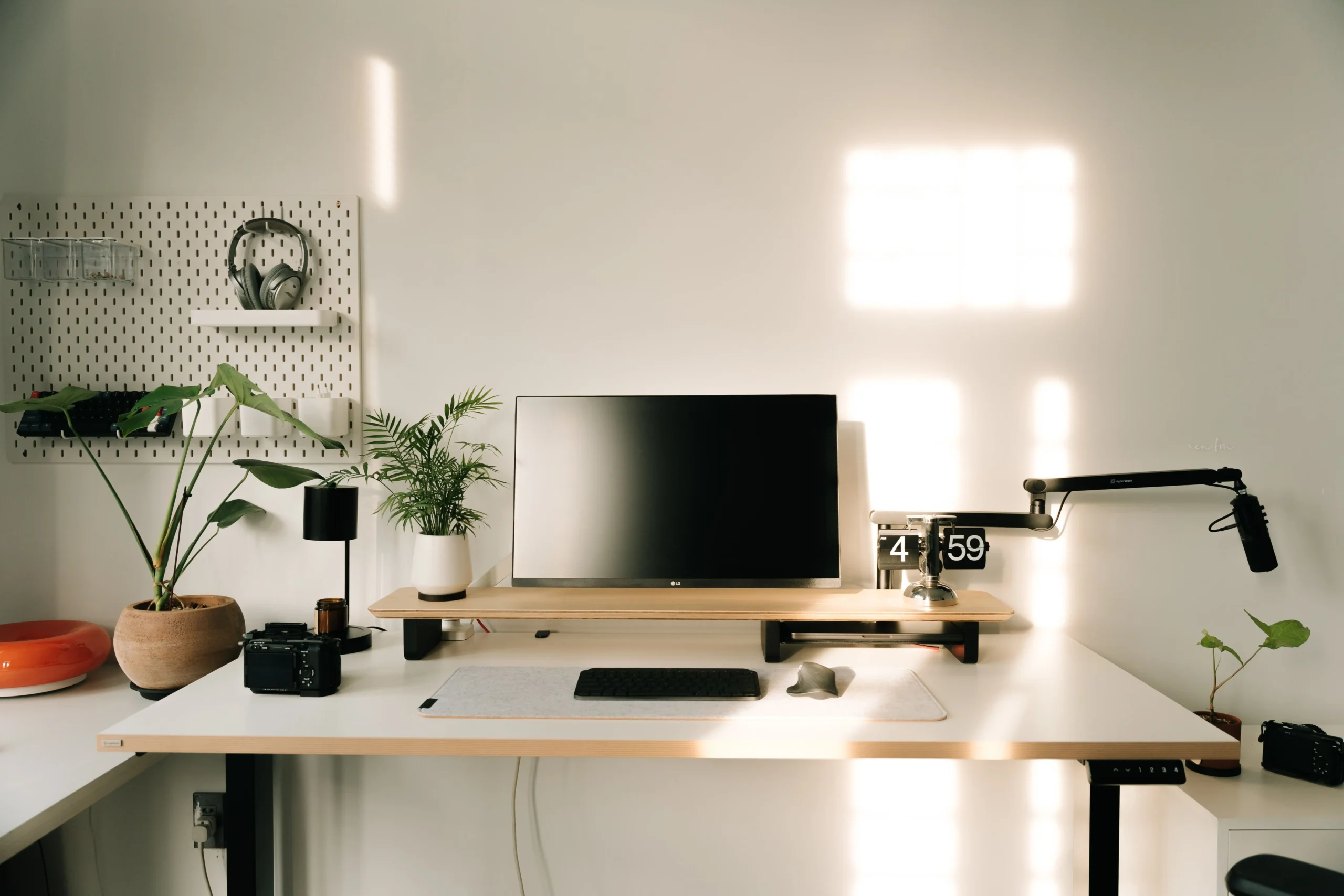 Mesa de computador limpa e organizada